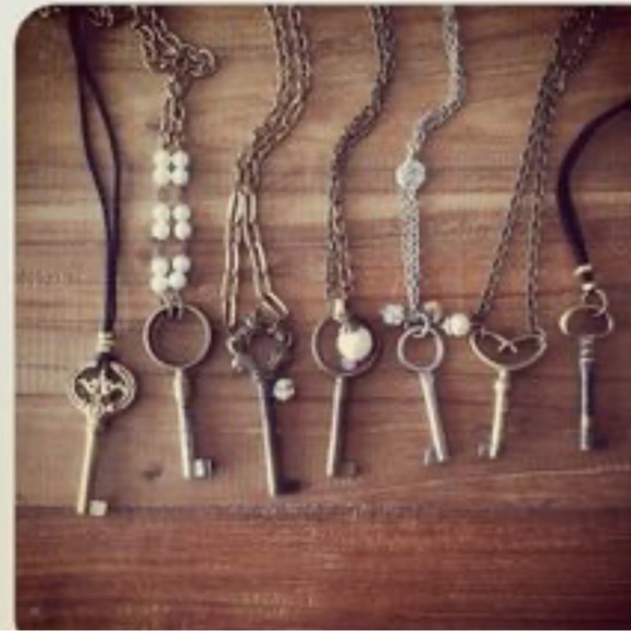 🗝️Antique Vintage Skeleton Key Pendant - Picture 9 of 10